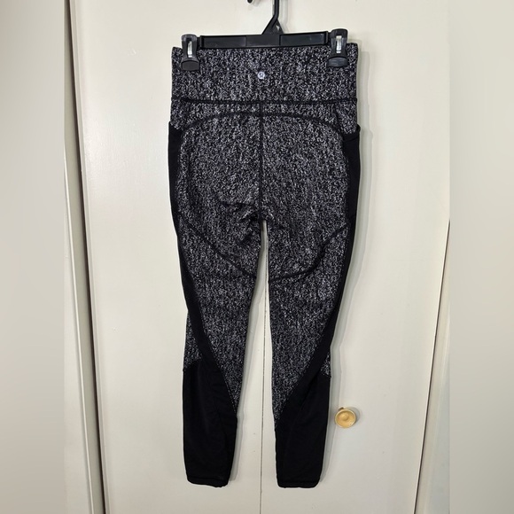 Lululemon Stylish Black and Gray Yoga Pants - Picture 5 of 5
